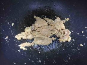 翻炒至猪肉变色（也可以煎香至金黄色，看个人的喜欢，喜欢嫩的变色即可盛出，喜欢焦香的则煎至金黄）盛出备用