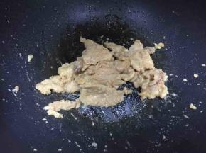 翻炒至猪肉变色（也可以煎香至金黄色，看个人的喜欢，喜欢嫩的变色即可盛出，喜欢焦香的则煎至金黄）盛出备用
