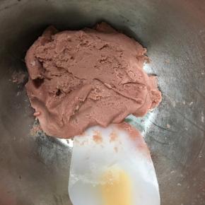 用刮刀翻拌至无粉类物质，全部成团