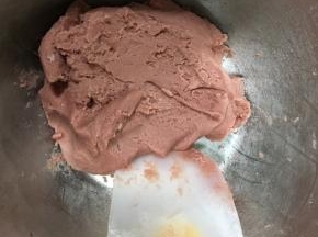 用刮刀翻拌至无粉类物质，全部成团