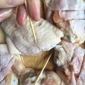 反过来正面用牙签戳上孔，便于入味