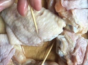 反过来正面用牙签戳上孔，便于入味