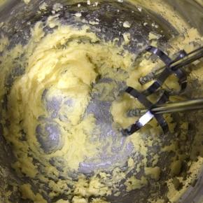 黄油室温软化后分两次加入细砂糖，打发至蓬松