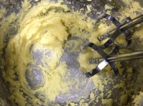 黄油室温软化后分两次加入细砂糖，打发至蓬松