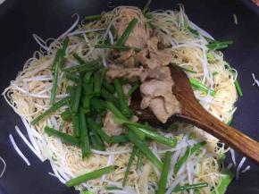 然后加入猪肉炒，起锅前撒上胡椒粉即可