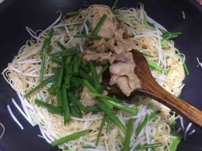 然后加入猪肉炒，起锅前撒上胡椒粉即可