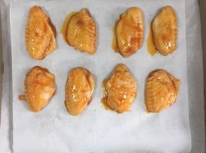 腌好的鸡翅放入烤盘内，烤箱预热200度，上下火，25分钟