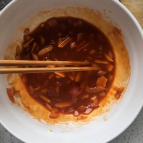 搅拌均匀，太干的话可以加一点点清水