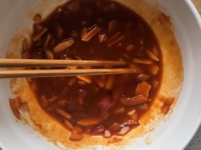 搅拌均匀，太干的话可以加一点点清水