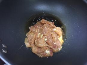 热锅后锅里倒入腌制好的猪肉