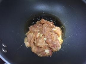 热锅后锅里倒入腌制好的猪肉