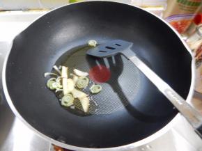 锅里加入油加入葱姜炒香