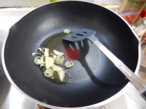 锅里加入油加入葱姜炒香