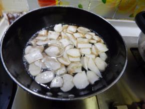 锅里加水加入盐烧开加杏鲍菇焯一下水