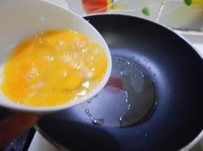 鸡蛋加入锅里