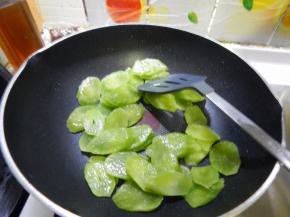 莴笋放放锅里炒