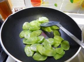 莴笋放放锅里炒