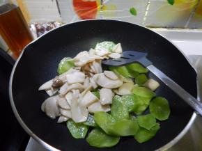 炒变色加入杏鲍菇