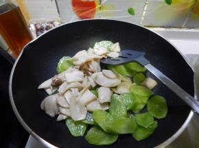 炒变色加入杏鲍菇