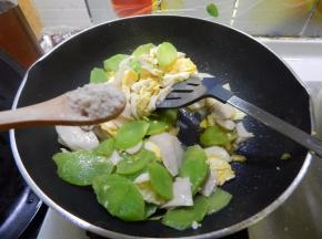 再次炒匀加入鸡精