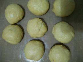 发酵至二倍大小，取出排气评价分成8份醒10分钟