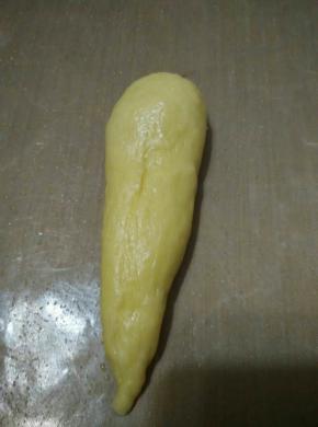 取其中一个面团搓成胡萝卜形状