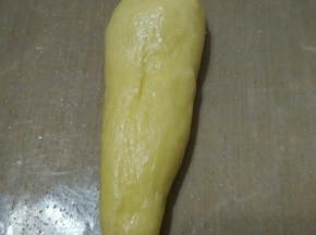 取其中一个面团搓成胡萝卜形状