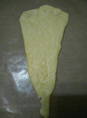 用擀面杖擀成倒三角形面皮