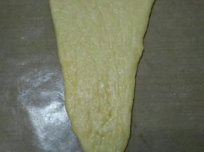用擀面杖擀成倒三角形面皮
