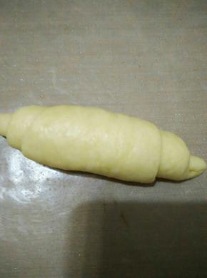 从上往下卷起，一边卷一边抻把两个角露出来