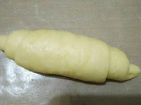 从上往下卷起，一边卷一边抻把两个角露出来