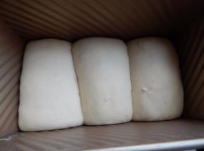 排气分成三块，擀面皮卷好放模具里