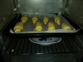 放入烤箱里进行二次发酵，烤盘底下放一盘热水发酵至两倍大即可