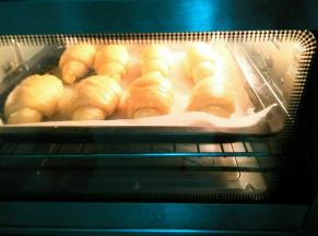 烤箱提前预热180度，刷蛋液烤28分钟