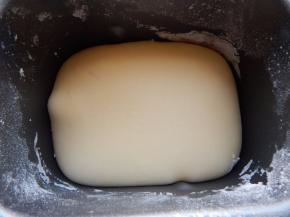 面团加入清水加入盐及酵母团发好面团