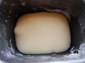 面团加入清水加入盐及酵母团发好面团