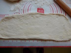 发好的面团排气擀长条