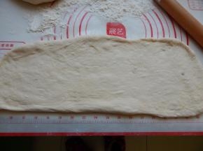 发好的面团排气擀长条