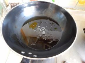 锅里加入油烧