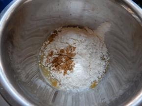 面粉加入鸡蛋加入五香粉