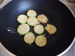 一面煎好翻面煎