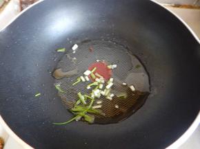 锅里加入油加葱炒香