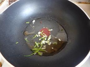 锅里加入油加葱炒香