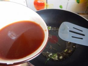 在加入调好的汁