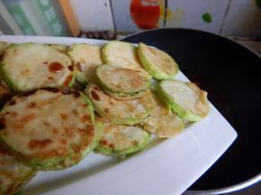 在把煎好的小瓜加入