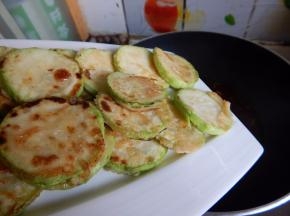 在把煎好的小瓜加入