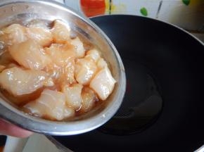 锅里加入油加入鱼丁