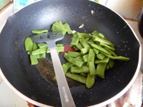 加入扁豆炒匀