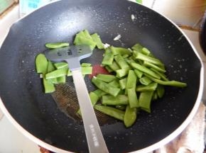加入扁豆炒匀