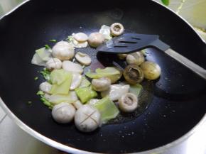 葱炒香后加入蘑菇炒匀